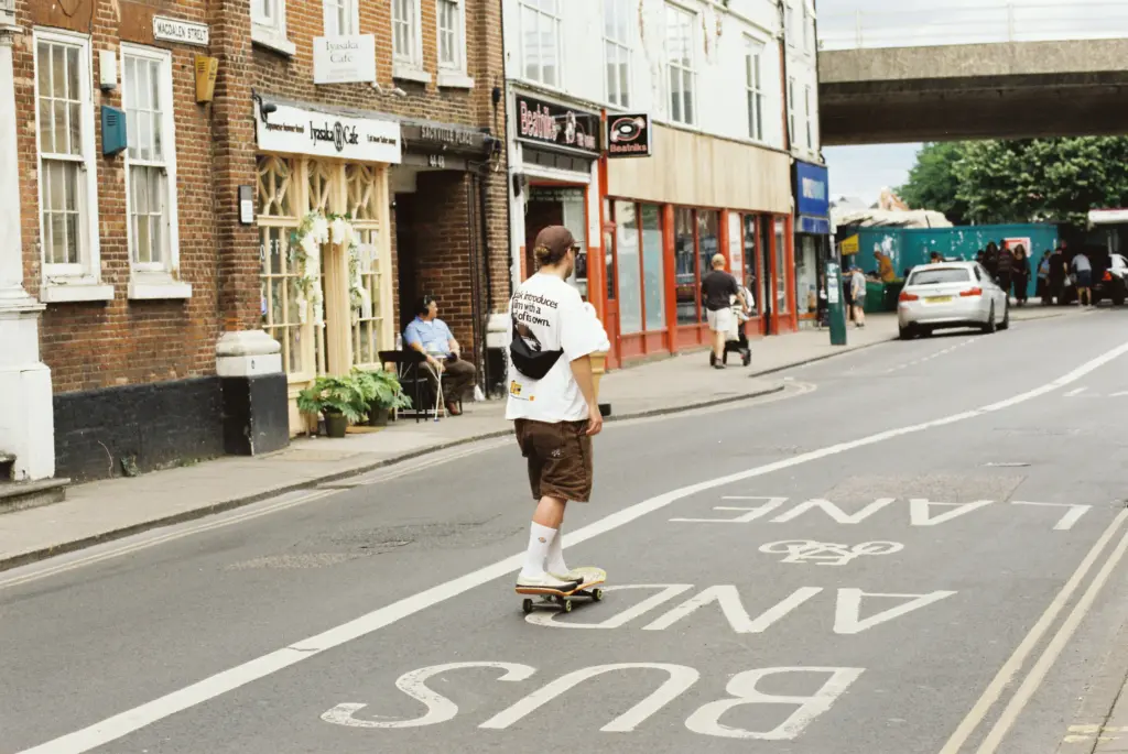 Skater der auf einer straße entlang fährt